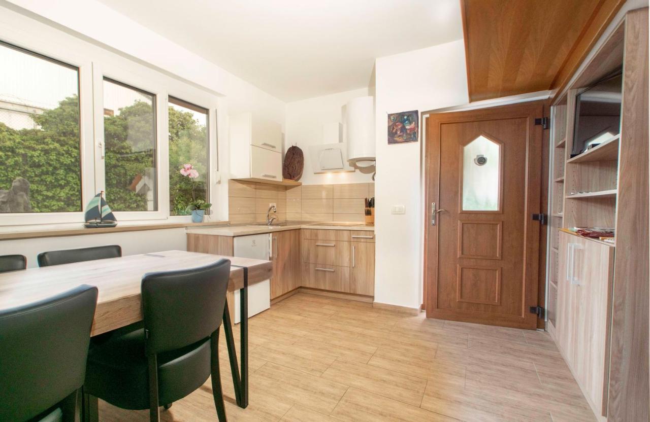Apartmaji Pri Bosi Nogi อิซอลา ภายนอก รูปภาพ